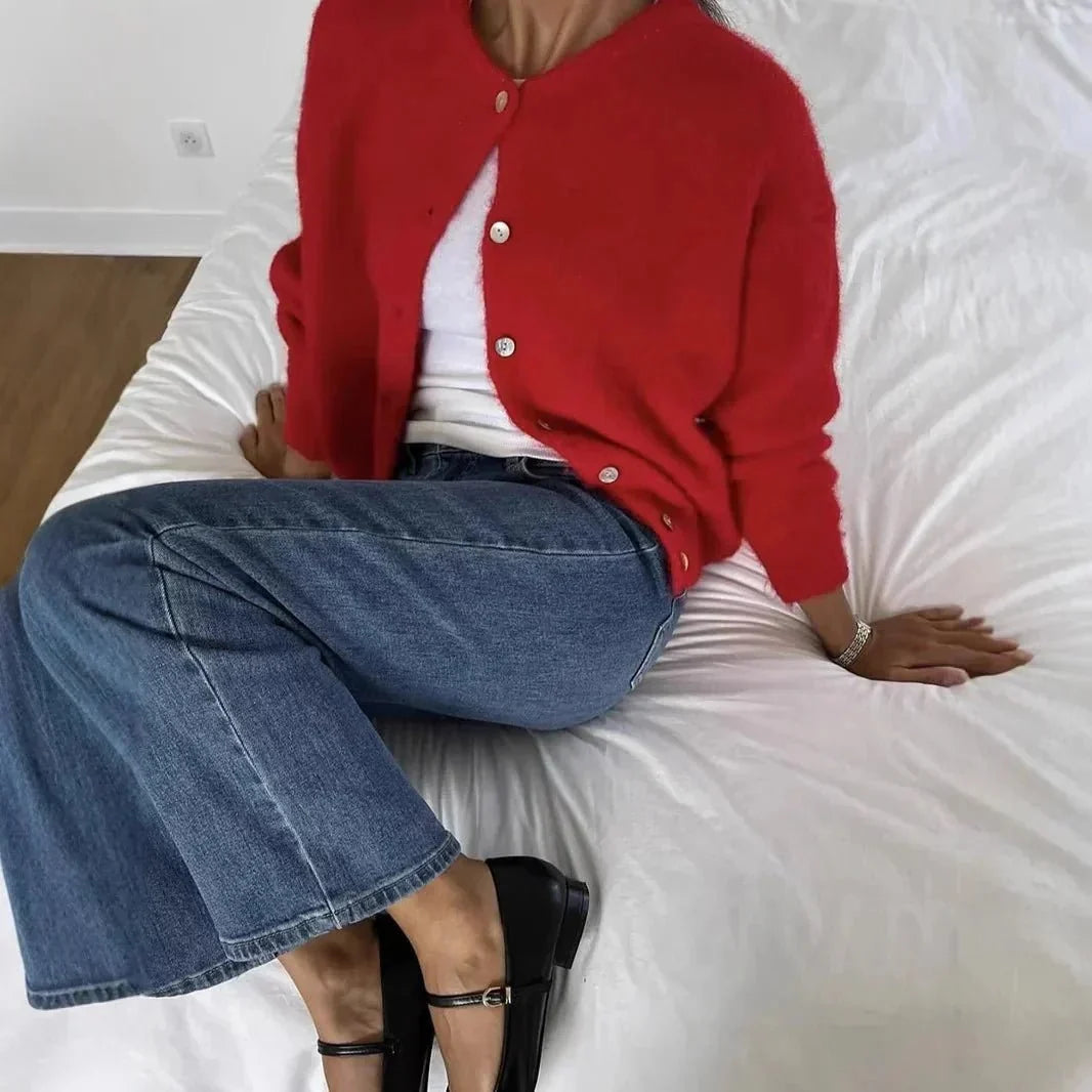 Women's knitted cardigan with round neckline, long sleeves and button front