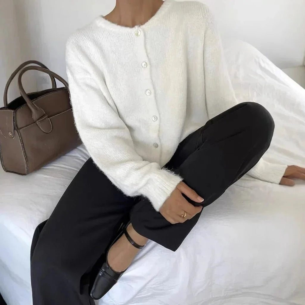Women's knitted cardigan with round neckline, long sleeves and button front