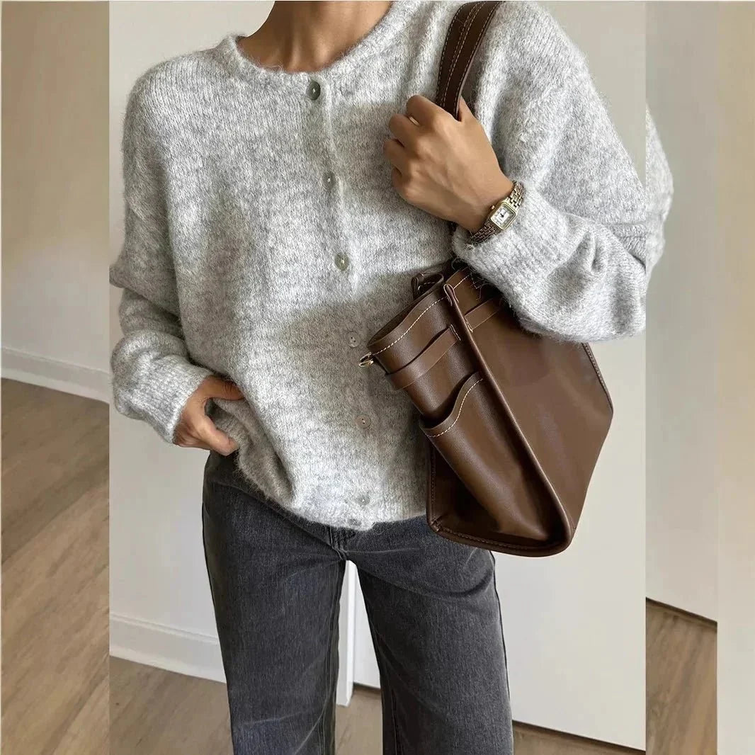 Women's knitted cardigan with round neckline, long sleeves and button front