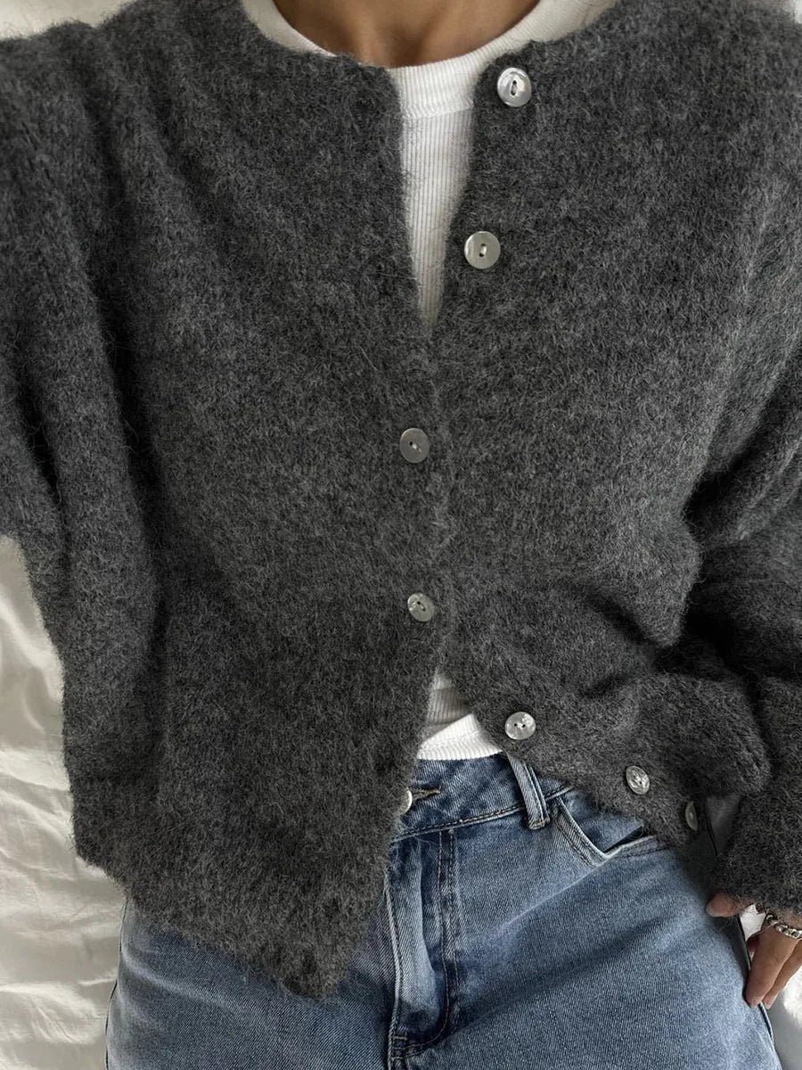 Women's knitted cardigan with round neckline, long sleeves and button front