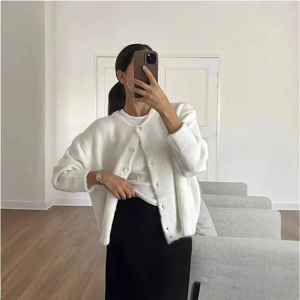Women's knitted cardigan with round neckline, long sleeves and button front