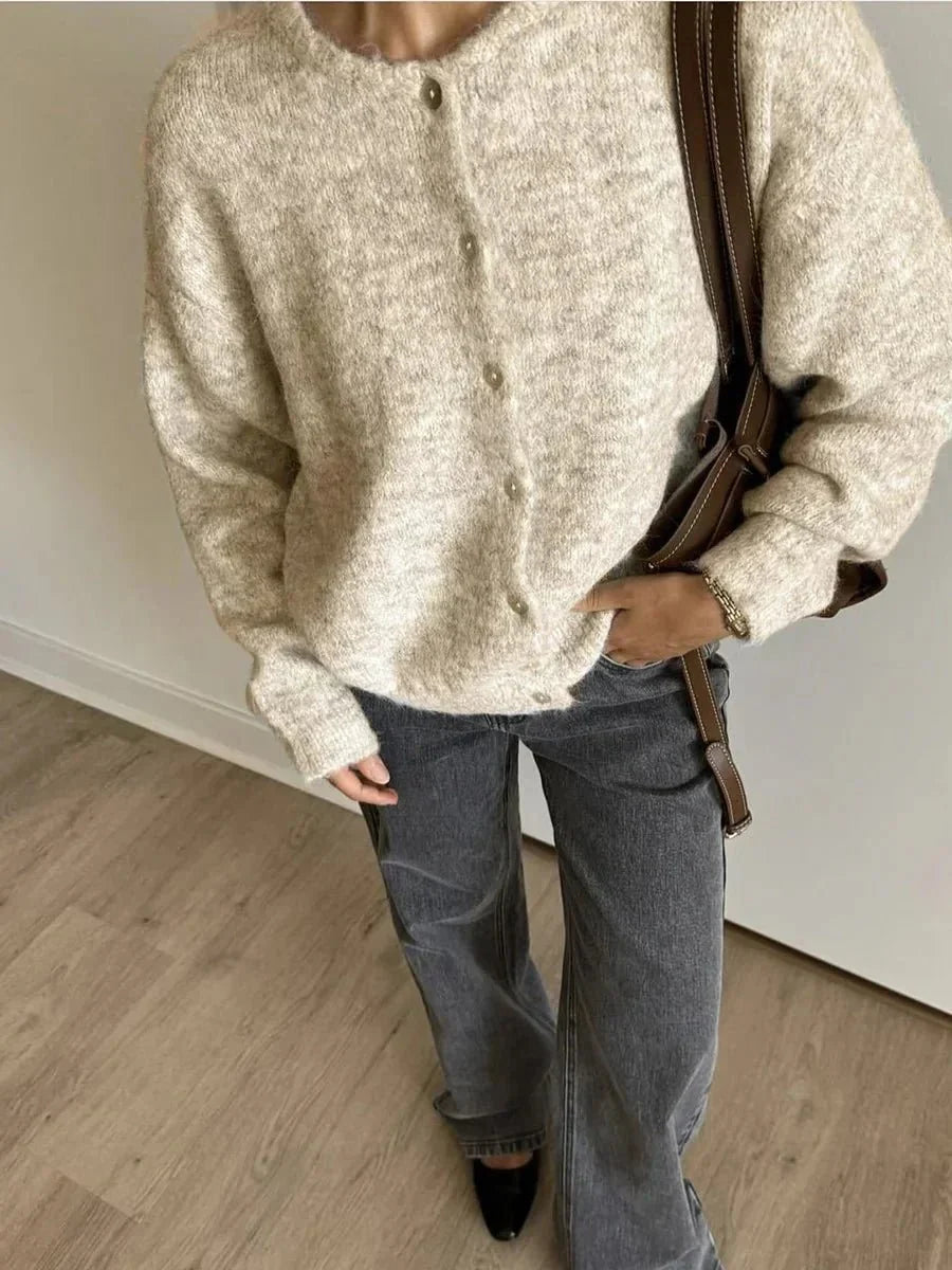 Women's knitted cardigan with round neckline, long sleeves and button front