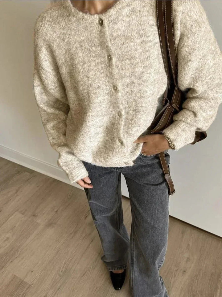 Women's knitted cardigan with round neckline, long sleeves and button front