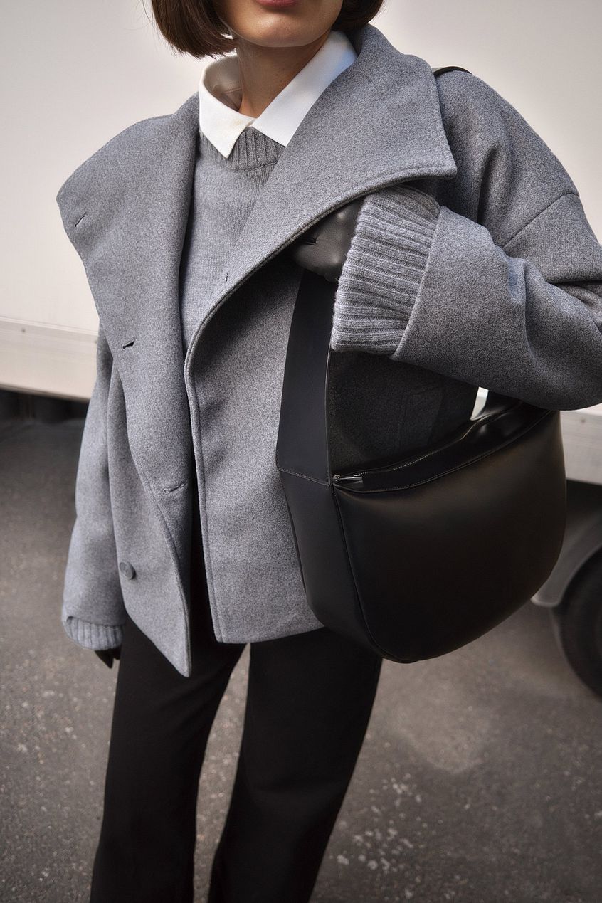 Women's short double-breasted trench coat with wide lapels and long sleeves