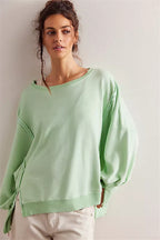 Women's oversized sweatshirt with crew neckline, balloon sleeves and side slits