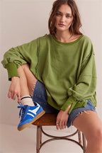 Women's oversized sweatshirt with crew neckline, balloon sleeves and side slits