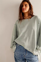 Women's oversized sweatshirt with crew neckline, balloon sleeves and side slits