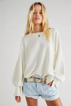 Women's oversized sweatshirt with crew neckline, balloon sleeves and side slits