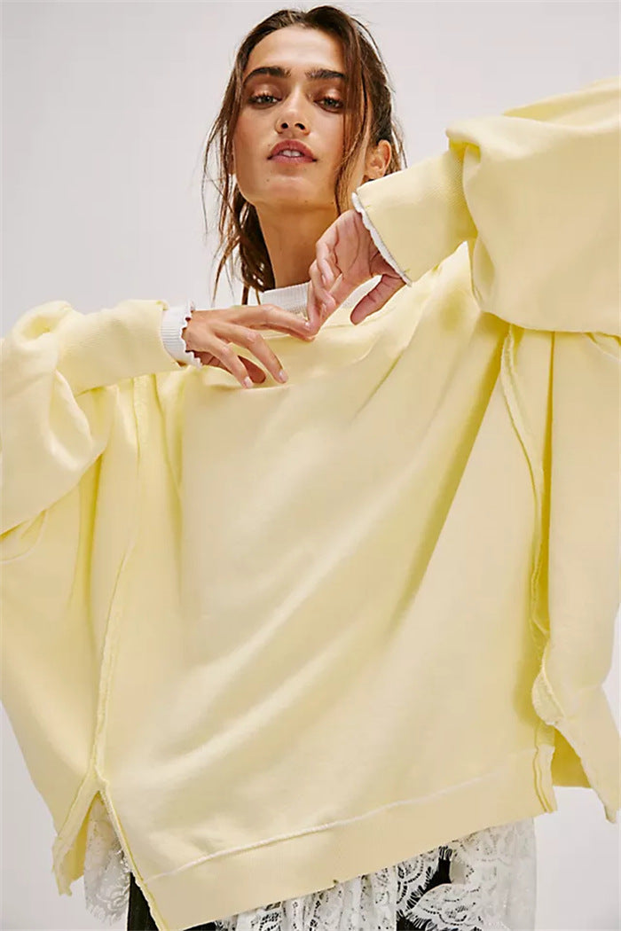Women's oversized sweatshirt with crew neckline, balloon sleeves and side slits