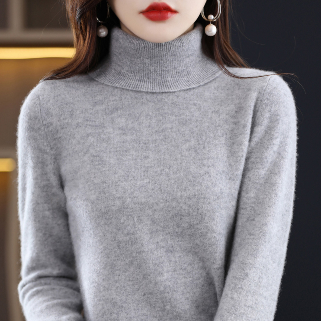 Women's turtleneck sweater with long sleeves and ribbed collar