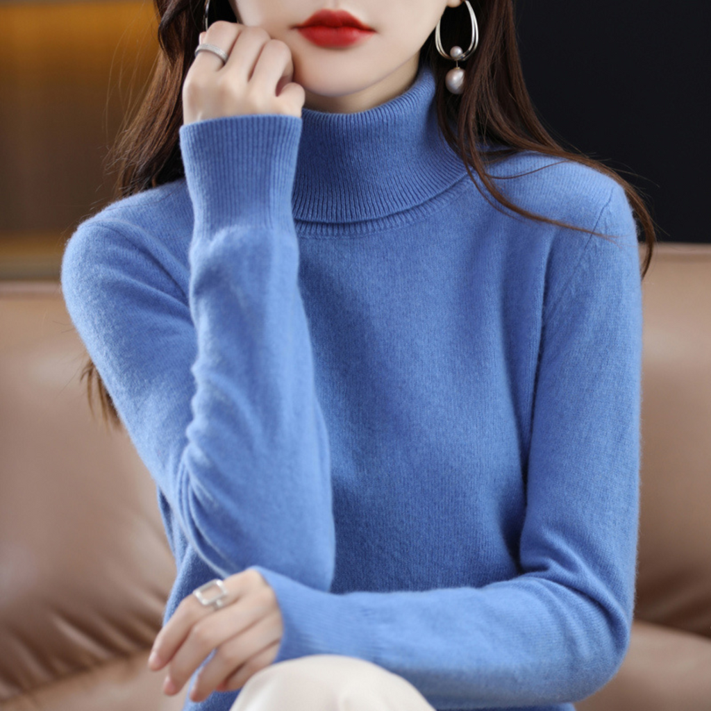 Women's turtleneck sweater with long sleeves and ribbed collar
