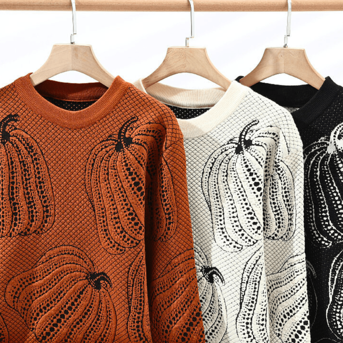Unisex knitted sweater with repeated pumpkin motifs, crew neck and long sleeves