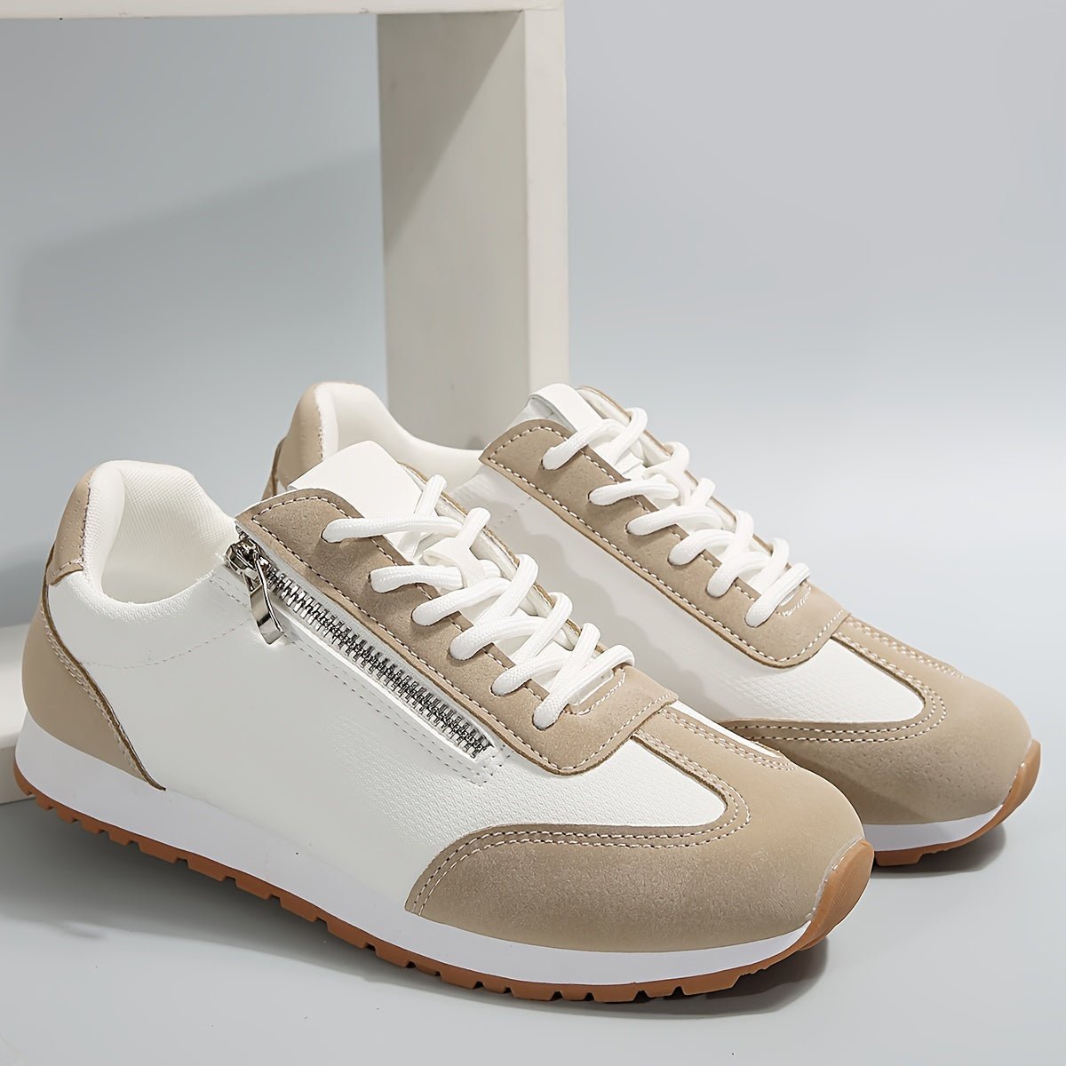 Women's lace-up trainers with contrast panels and treaded soles