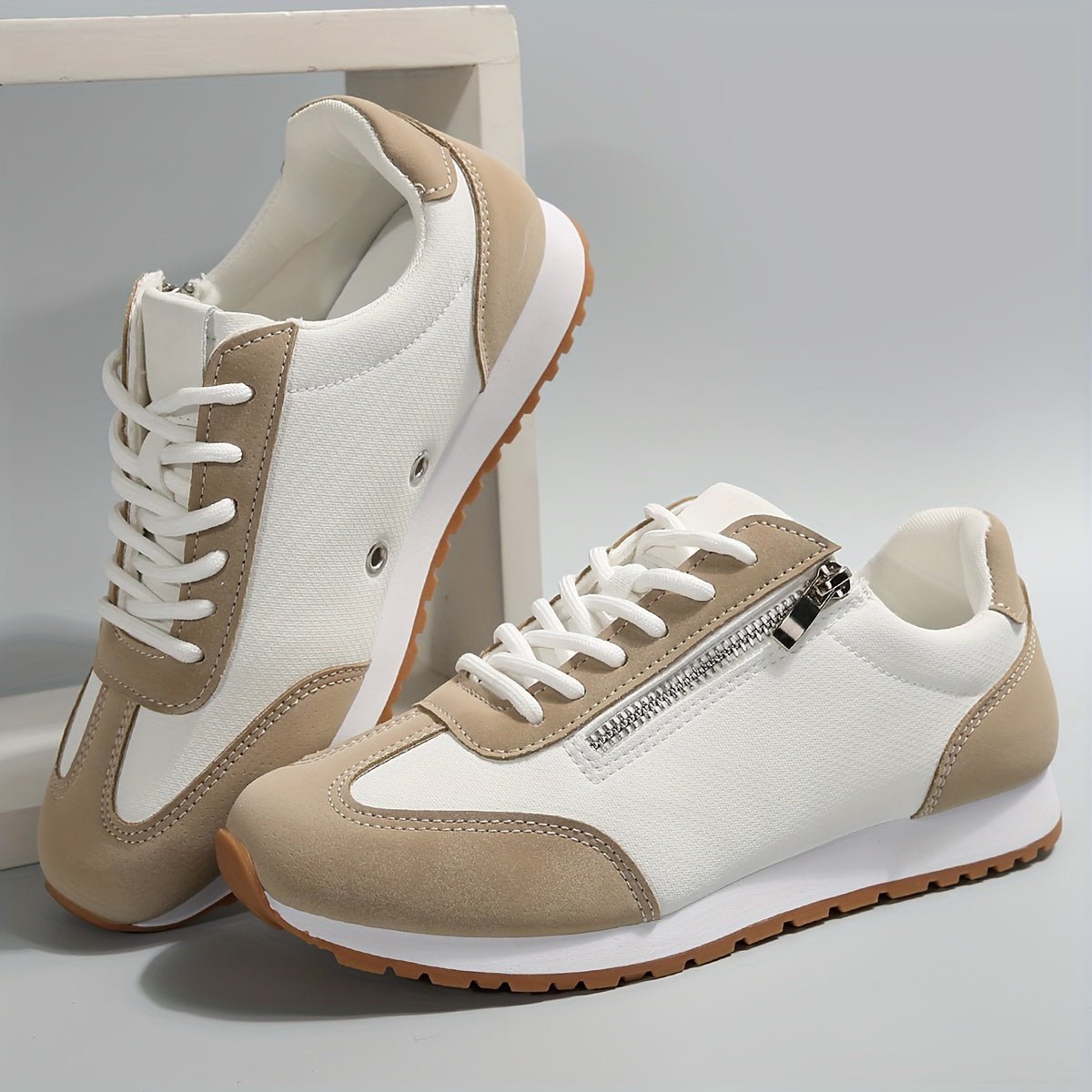 Women's lace-up trainers with contrast panels and treaded soles