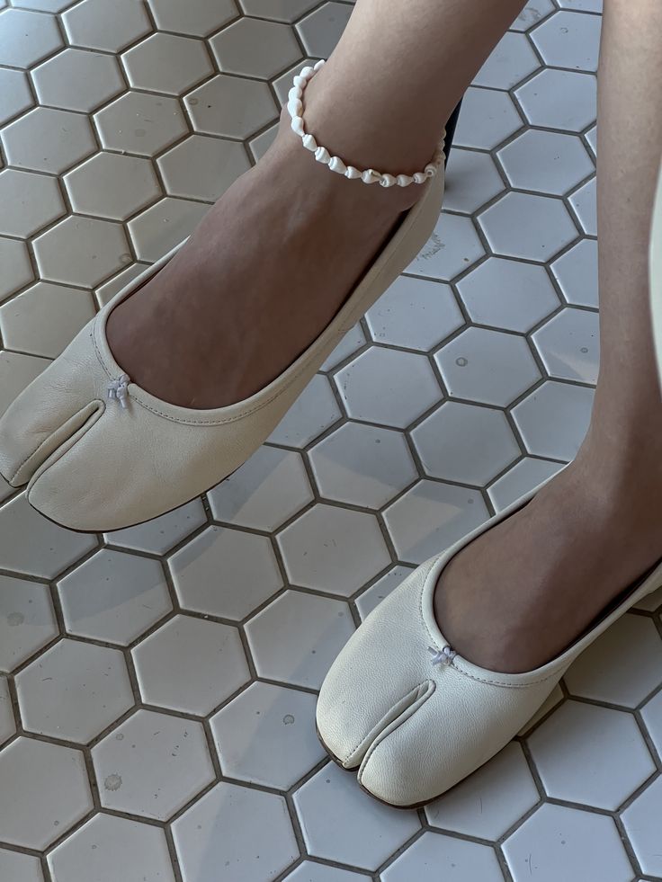 Women's split-toe ballet flats with round toe and flat sole