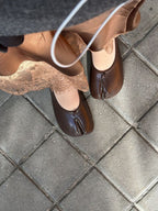 Women's split-toe ballet flats with round toe and flat sole