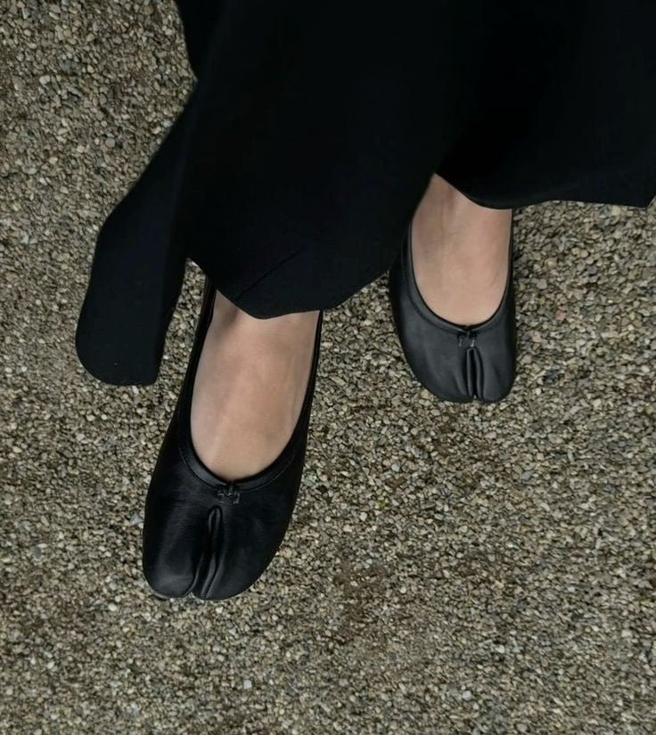 Women's split-toe ballet flats with round toe and flat sole