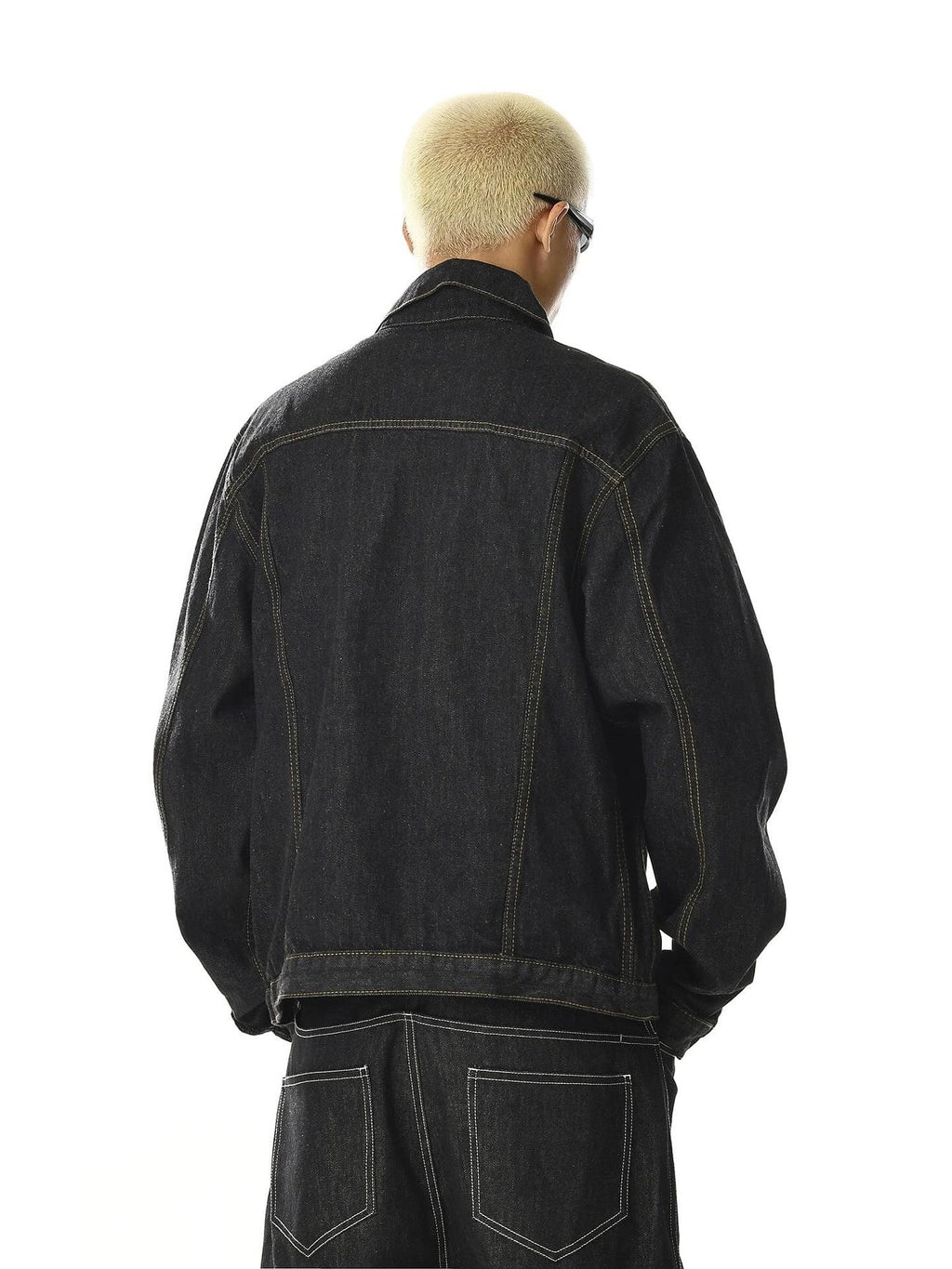 Men's black multi-pocket denim jacket with long sleeves
