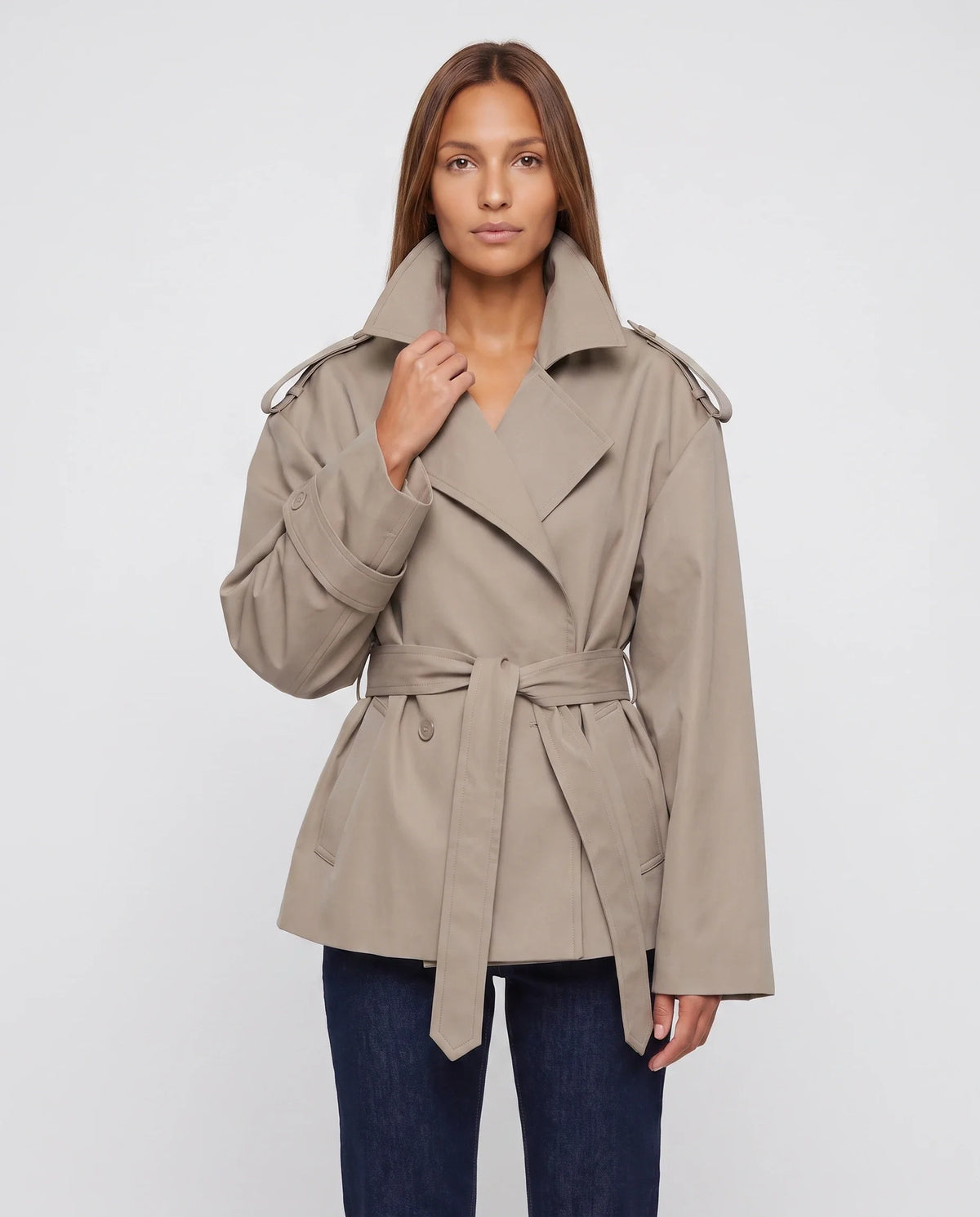 Women's oversized short belted trench jacket with wide lapels and long sleeves