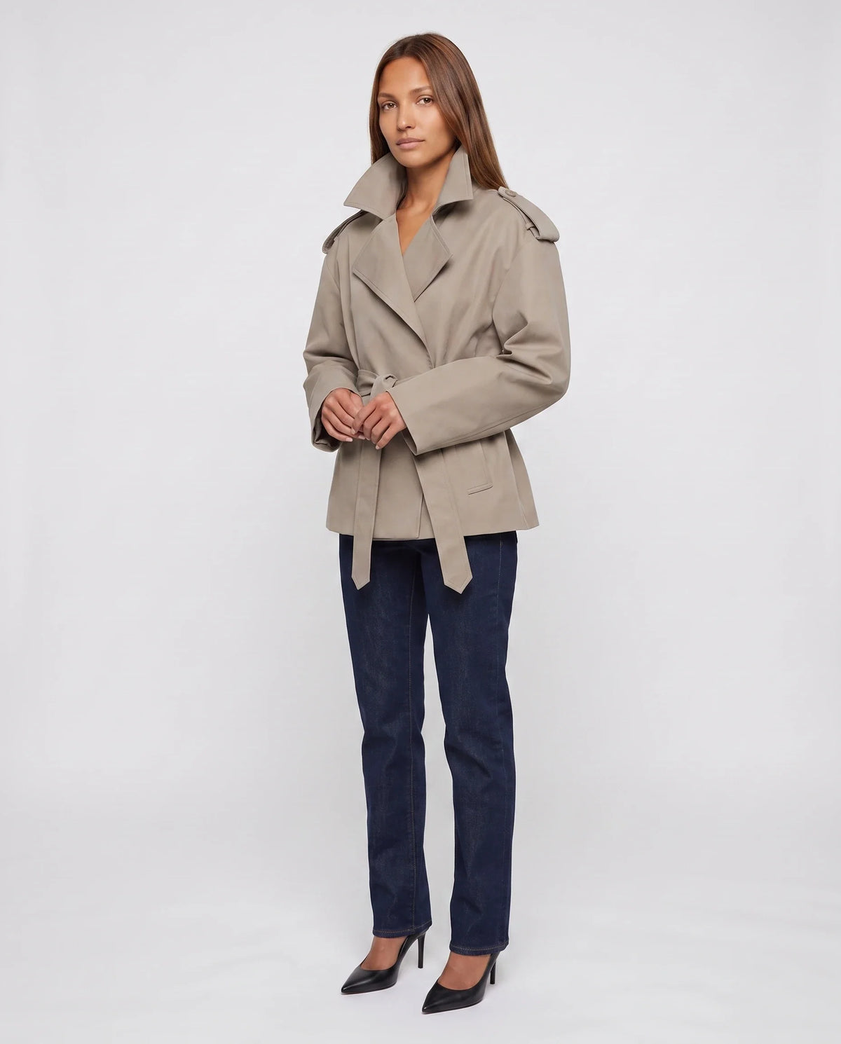 Women's oversized short belted trench jacket with wide lapels and long sleeves