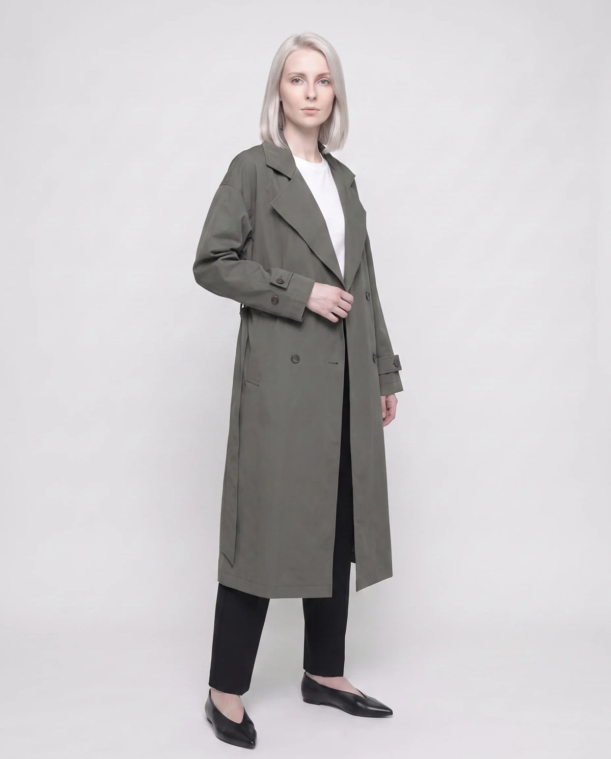 Women's long double-breasted trench coat with belt, lapels and long sleeves