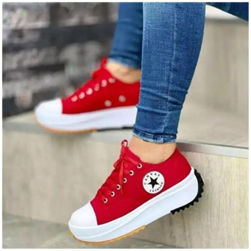 Women's lace-up platform sneakers with round toes and contrast soles