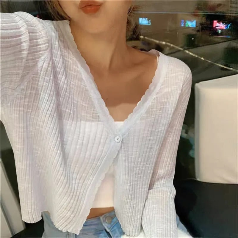 Women's cropped V-neck cardigan with scalloped trim