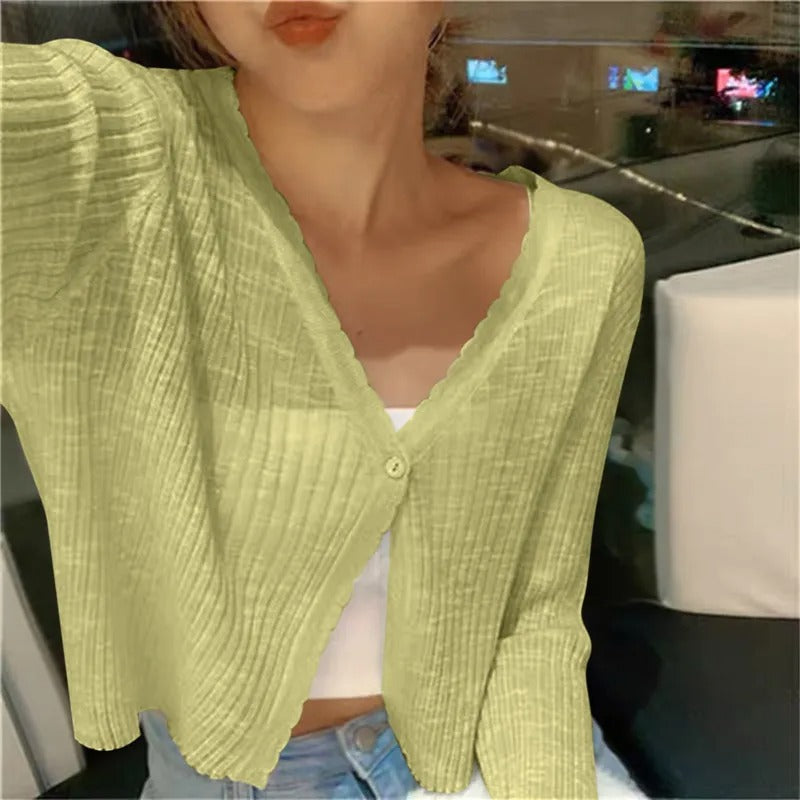 Women's cropped V-neck cardigan with scalloped trim