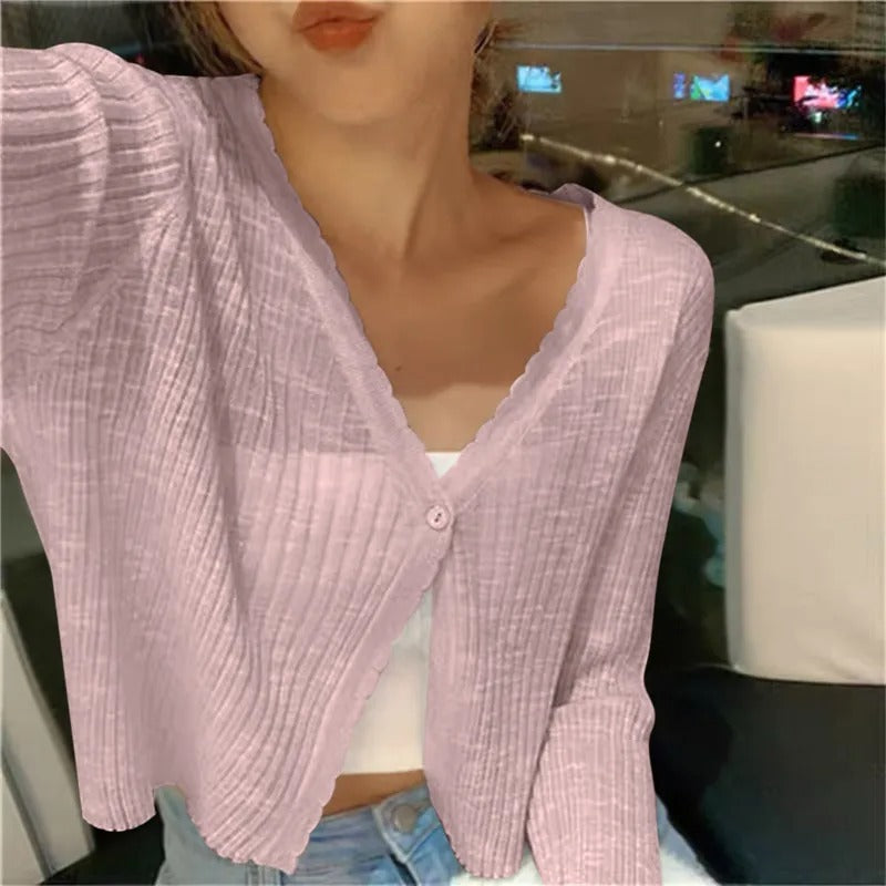 Women's cropped V-neck cardigan with scalloped trim
