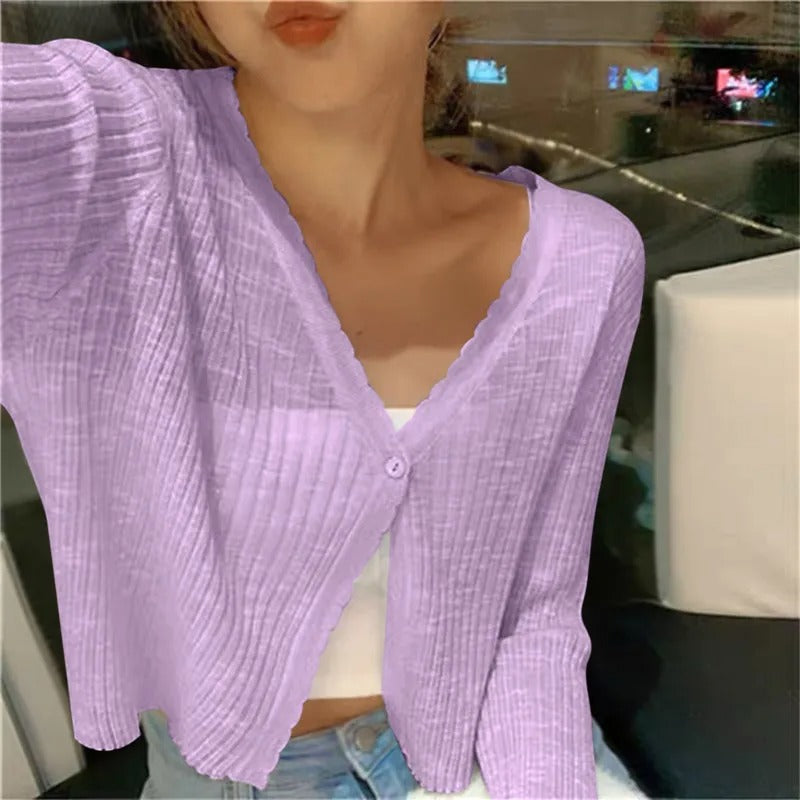 Women's cropped V-neck cardigan with scalloped trim