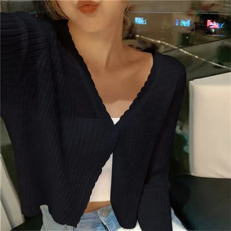 Women's cropped V-neck cardigan with scalloped trim