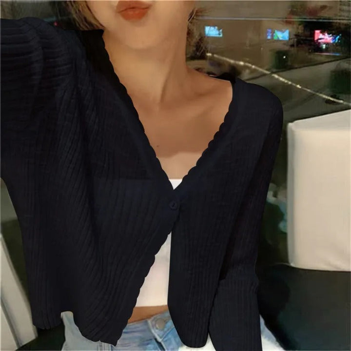 Women's cropped V-neck cardigan with scalloped trim