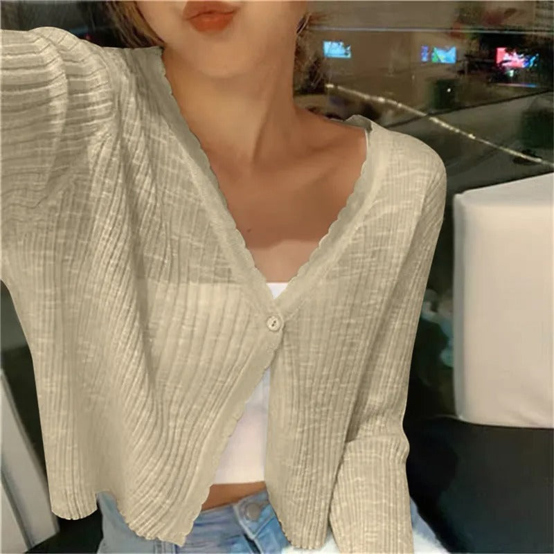 Women's cropped V-neck cardigan with scalloped trim