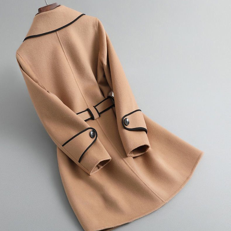 Women's long-sleeved belted trench coat with contrast piping and buttoned cuffs