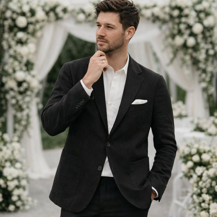 Men's summer blazer with notched lapels, button fastening and flap pockets