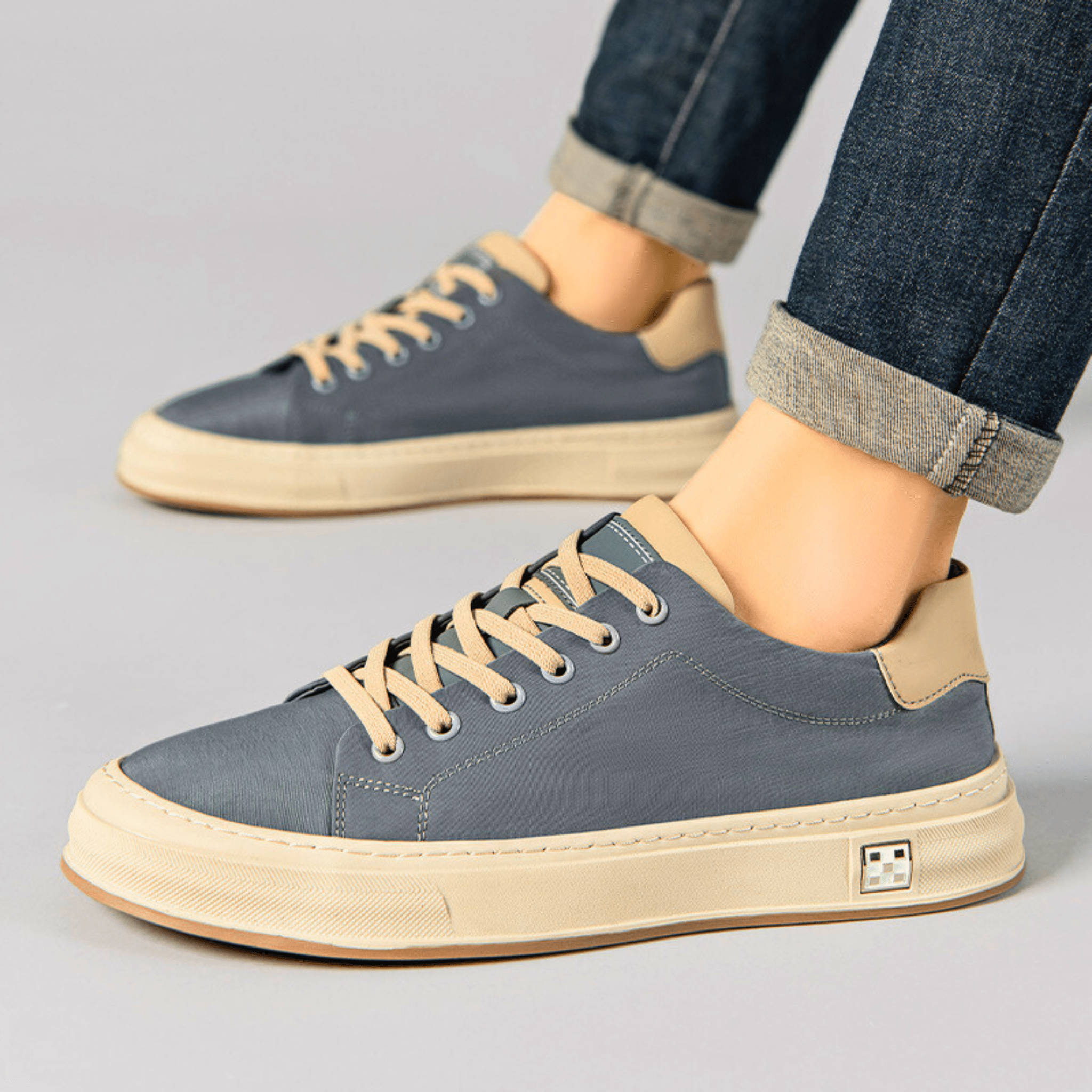 Low top lace-up sneaker with contrast flat sole