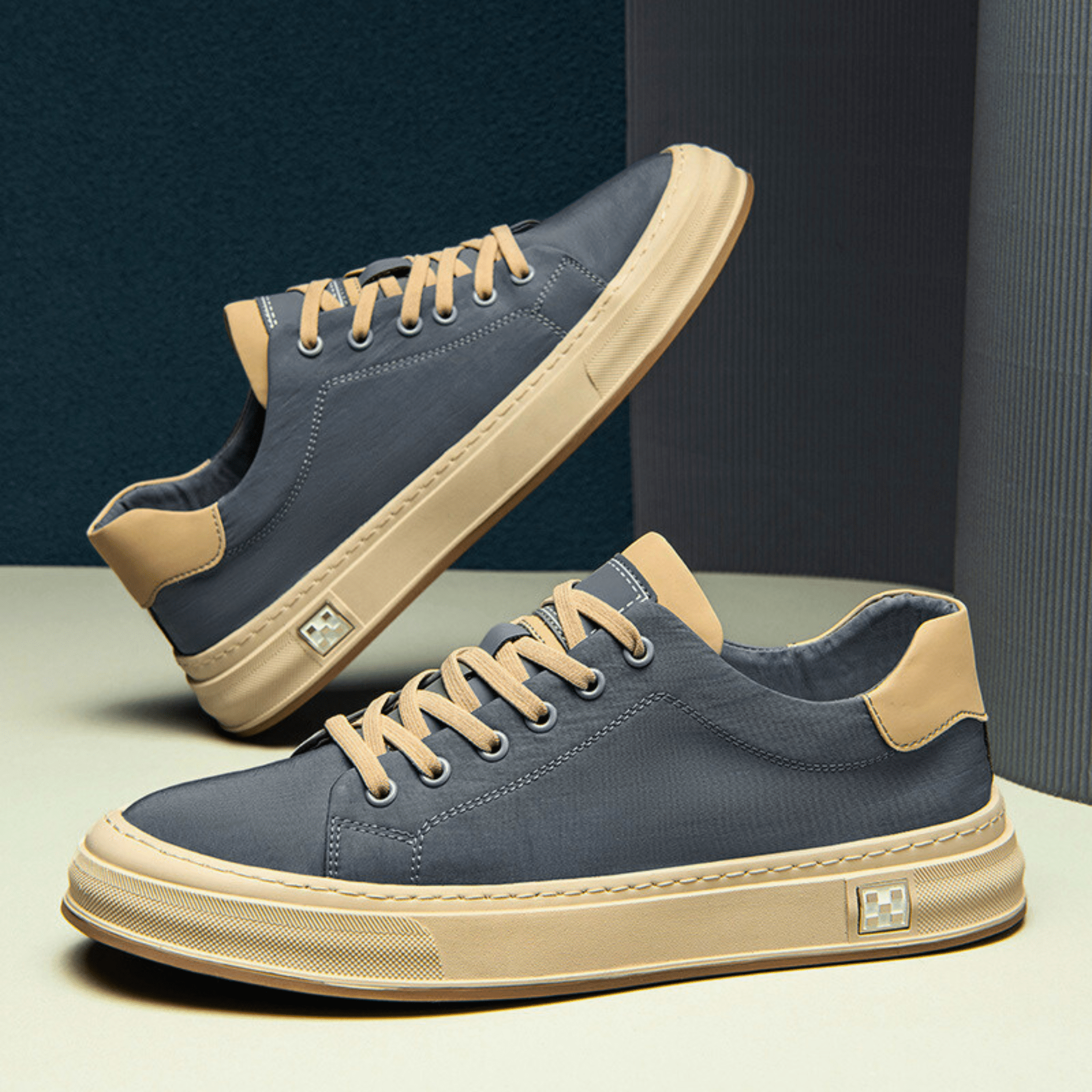 Low top lace-up sneaker with contrast flat sole