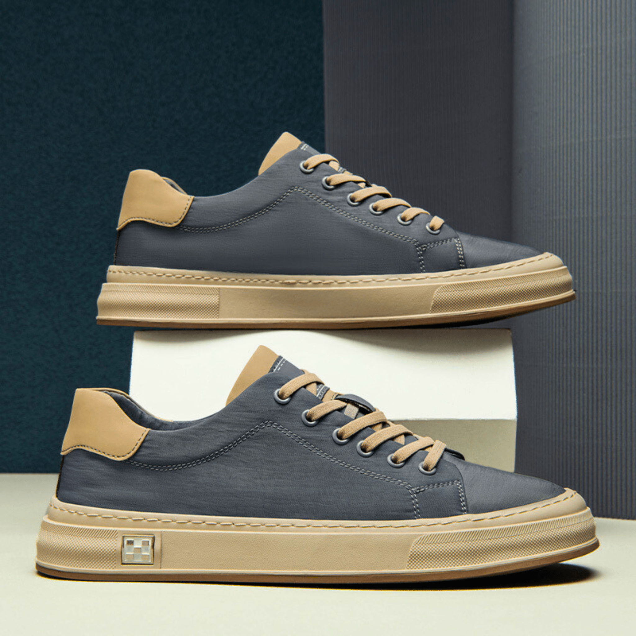 Low top lace-up sneaker with contrast flat sole