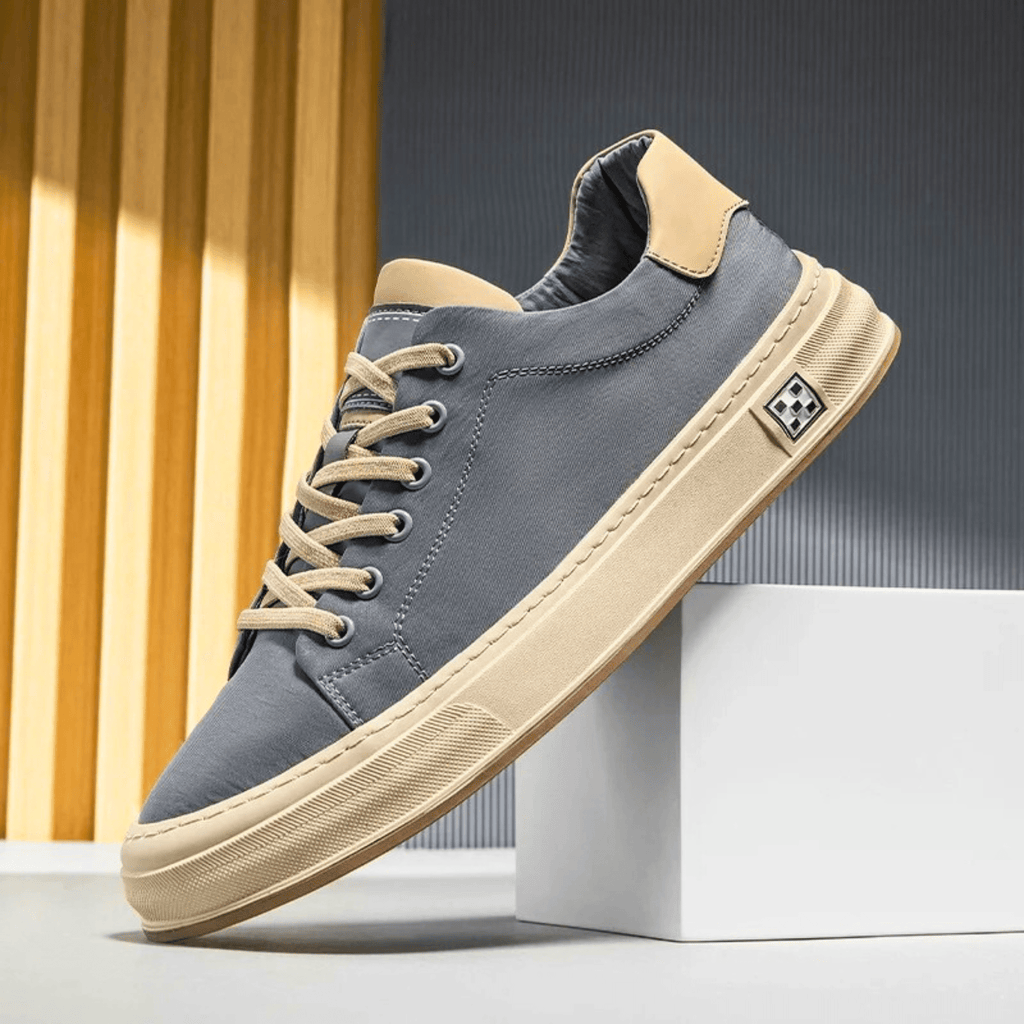Low top lace-up sneaker with contrast flat sole