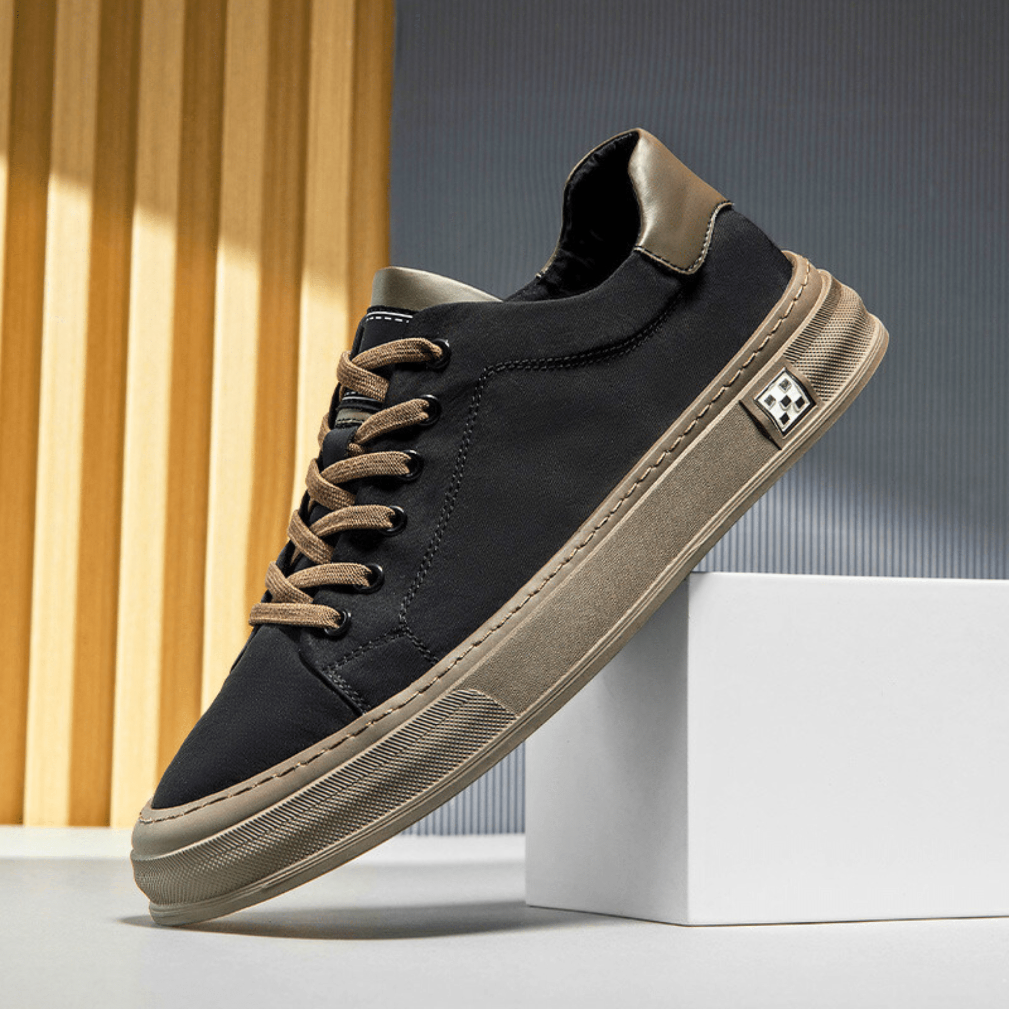 Low top lace-up sneaker with contrast flat sole