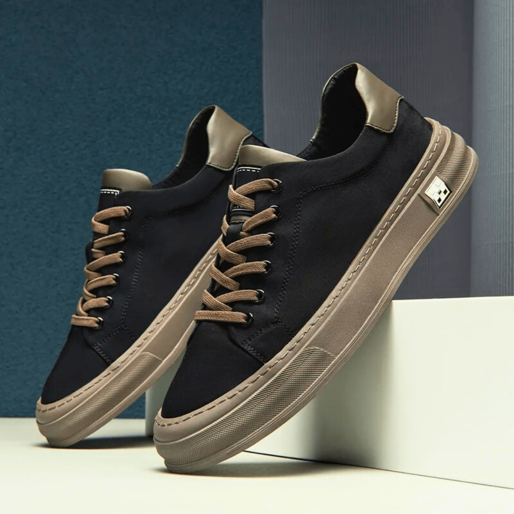 Low top lace-up sneaker with contrast flat sole