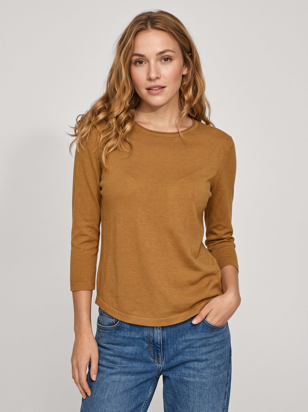 Women's Crew Neck Fine Knit Top in brown
