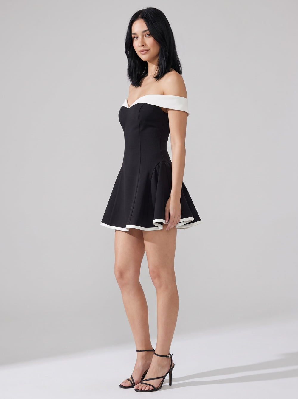 Women's Off-Shoulder Sweetheart Mini Dress in black
